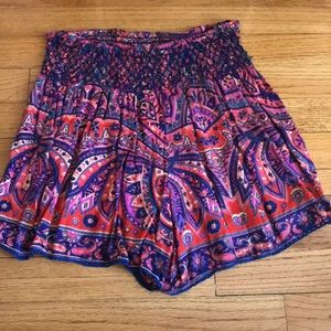 3/$10✨ Patterned flowy shorts